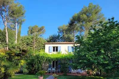 Image de Belle maison provençale climatisée avec piscine