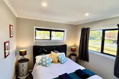 Image de Escape on Esplanade: (Cozy 2-Bedroom Home near Park & Pool.