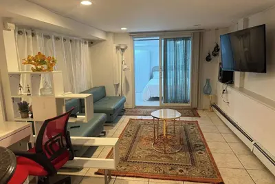 Image de Exclusive 1-bedroom furnished apartment w/Garden in Historic Roslyn, sleeps 4.