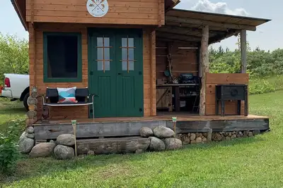 Image de Tiny Oaks Cabin\n\nCozy and private with sleeping loft, walking distance to lake!