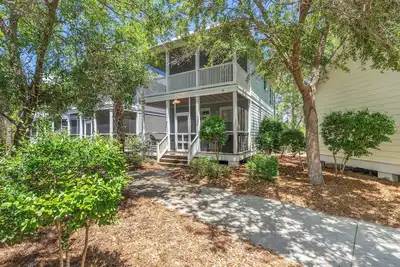 Image de This house is a 2 bedroom(s), 2. 5 bathrooms, located in Port St Joe, Fl.
