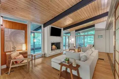 Image de Chic Asian-Mid Century Home