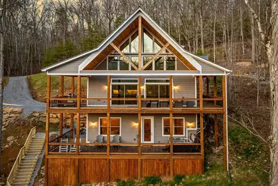 Image de Whitetail Crick; Creekfront home featuring hot tub, pool table and theatre room