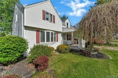 Image de Massive 4 bedroom with fenced yard!