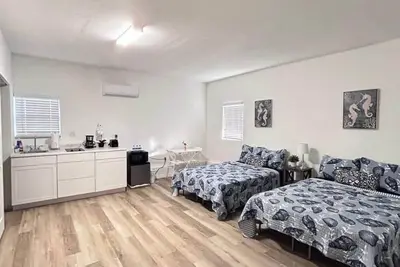 Image de Newly updated studio in a great neighborhood