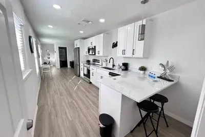 Image de Renovated 3 bedroom downtown!