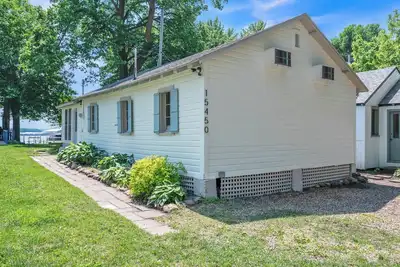 Image de Charming 2-bedroom cottage on West Lake Okoboji with Ev Charging