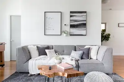 Image de Chic Pet-Friendly Seattle Escape with City Skyline Views