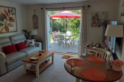 Image de Fully furnished garden suite one block from downtown, ocean in charming Sidney