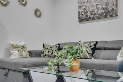 Image de Private Basement Suite in Livingston