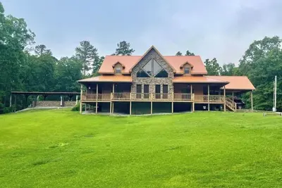 Image de 4-bedroom Lakehouse literally a minute to Grenada Lake Salt Water Pool Beautiful