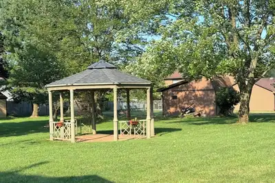 Image de Quiet Luxury in Parklike Setting
