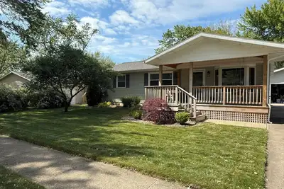 Image de Cozy 3 bedroom home, minutes to the beach, outlets, casino and dining.