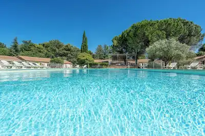 Mazet en pierres dans résidence avec piscine