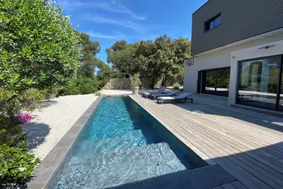Image de Villa vue sur la garrigue avec piscine pool house près centre Nimes.