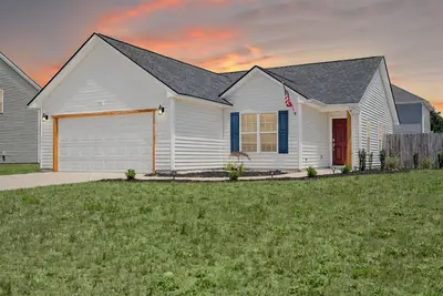 Image de Quaint Cottage-3br/2b House with Arcade and Fire Pit in Quiet Part of Hope Mills
