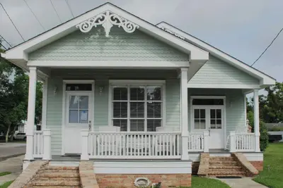 Image de Charmer! Pool and Hot Tub! Great location short walk-golf cart ride to downtown❤️