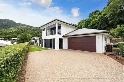 Image de A private, beautiful sanctuary next to the forest,15min away from the Airport.