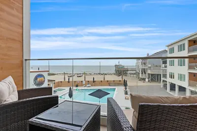 Image de Beach, You Crazy! | Oceanfront 2br Condo • Steps to Beach & Pier