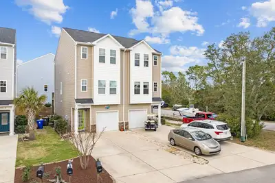 Image de 1 Mile to Beach! 3br/3. 5ba Home, Large Layout, Perfect for Groups