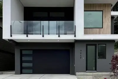 Image de Lakeside Living – New 4 Bedroom Waterfront Retreat
