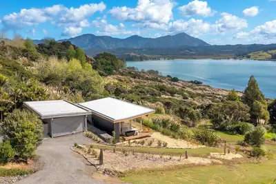 Image de Escape to a private retreat in natures embrace on the tranquil Hokianga Harbour