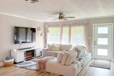 Image de Rockstar Hideaway Entire Home 2br + Office Space - Guest Room & Outdoor Patio