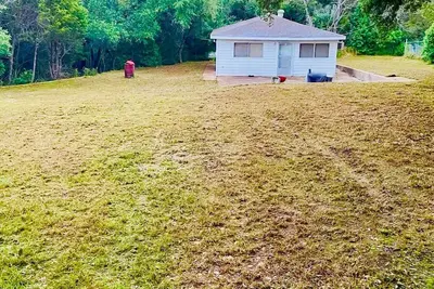 Image de 0. 4m walk to Lake Whitney! Small peaceful cabin that sleeps 12! Outdoor space!