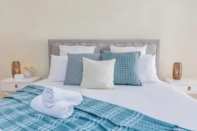 Image de Modern 4br Coastal Retreat – Stylish Comfort Minutes from the Beach & Shops