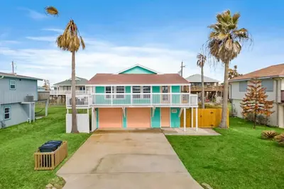 Image de Coastal Home, Just Minutes from the Beach