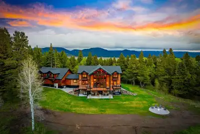 Image de 8000+ Sq Ft Luxe Mountain Lodge | 85 Acres| 8br | Hot Tub, Views & Privacy in Island Park