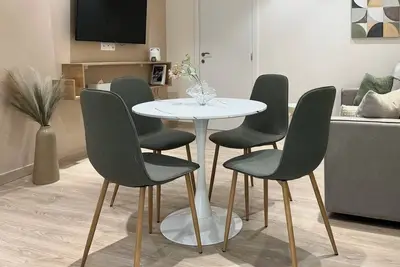 Image de Aura modern home. Charming 2-bedroom apartment with Wi-Fi, near to metro