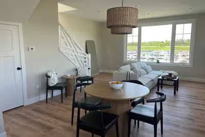 Image de The Lookout at Heritage Harbor: Breathtaking Brand New 3-Bedroom Waterfront Home