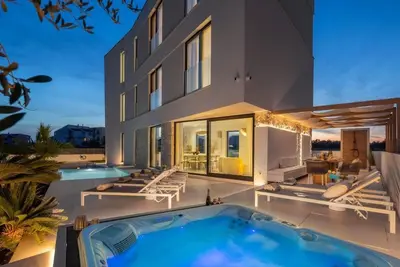 Image de Villa de luxe Noles en bord de mer avec piscine chauffée, jacuzzi, véhicule électrique près de Zadar