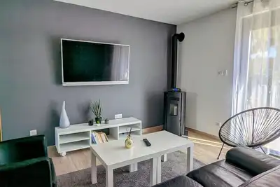 Gîte rénové à Vignot avec grand terrain et 2 terrasses