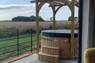 Image de Peaceful Countryside Retreat in Northamptonshire with Wood Fired Hot Tub