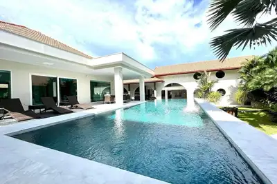 Image de Luxury Tropical Pool Villa – 5 Bedrooms, Perfect for Families & Groups