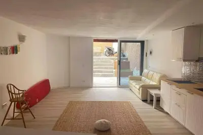 Image de Jacuzzi! Refurbished Magic Loft Surf Beach Airport Included