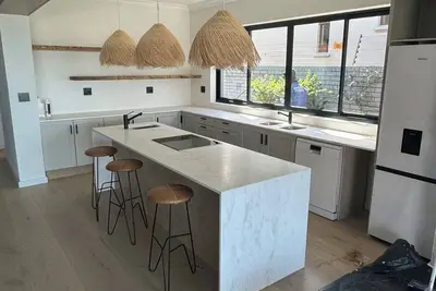 Image de Beautiful self contained apartment minutes walk to cliff path central Hermanus,