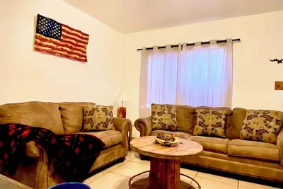 Image de Rustic Retreat Cozy 2br • Fast Wi-Fi, Private Yard, Fully Stocked! !