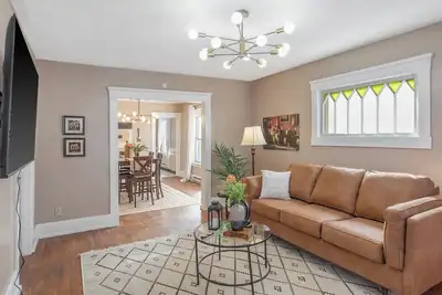 Image de Modern 6br Near Syracuse U, Destiny & Zoo Sleeps 18