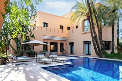 Image de Villa de luxe sur 2200m2, Restos et Supermarché a 5 min de marche, 6km du centre