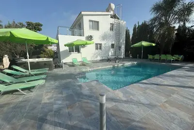 Image de Villa Coralia Gardens 1km From Coral Bay Beach With Jaguzzi And Heated Pool