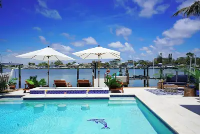 Image de Wtfr home pool golf cart kayaks paddle boards