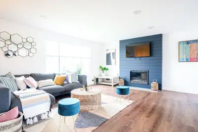 Image de Beautiful Modern Farmhouse near Dt w/6 queen rooms