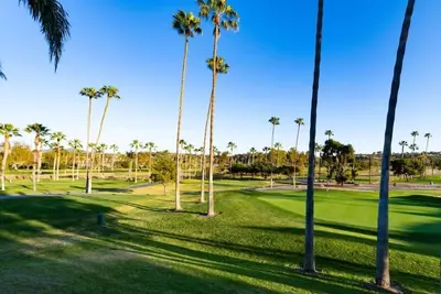 Image de Unwind in Style w/ Golf Course Views, Spa Access & Sparkling Pool l 3 Rooms