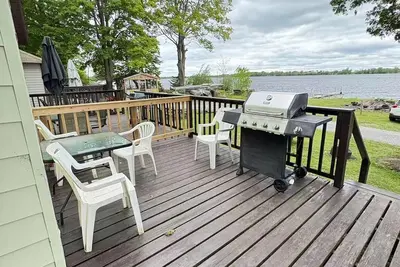 Image de Lakefront Cottage #3-- Less than 30 minutes to Sandbanks! Fishing and boating