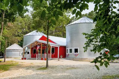 Image de Sleeps 8 in a 2-story grain bins (2 queen beds, 1 queen bunk bed and 2 full bathrooms; each grain bin level has its own full bathroom) All guests of the Hermann Grain Bins have full access to the full service kitchen, dining area, living room comp