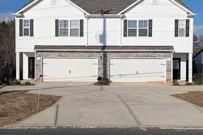 Image de Spacious 6-bedroom townhome in welcoming Huntersville with WiFi, Ac