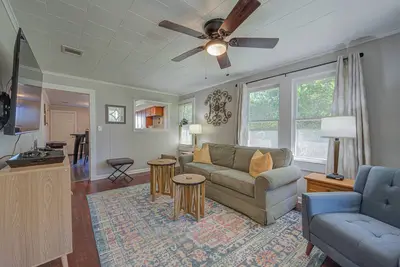 Image de New! Charming Cajun cottage with Fenced backyard - midcity! Dogs welcome!